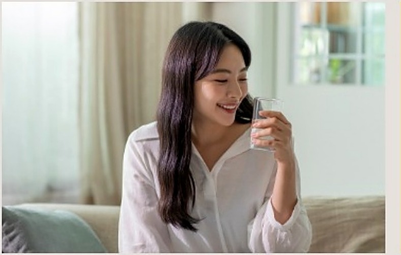 일과 후 감동소금 물을 마시는 여성
